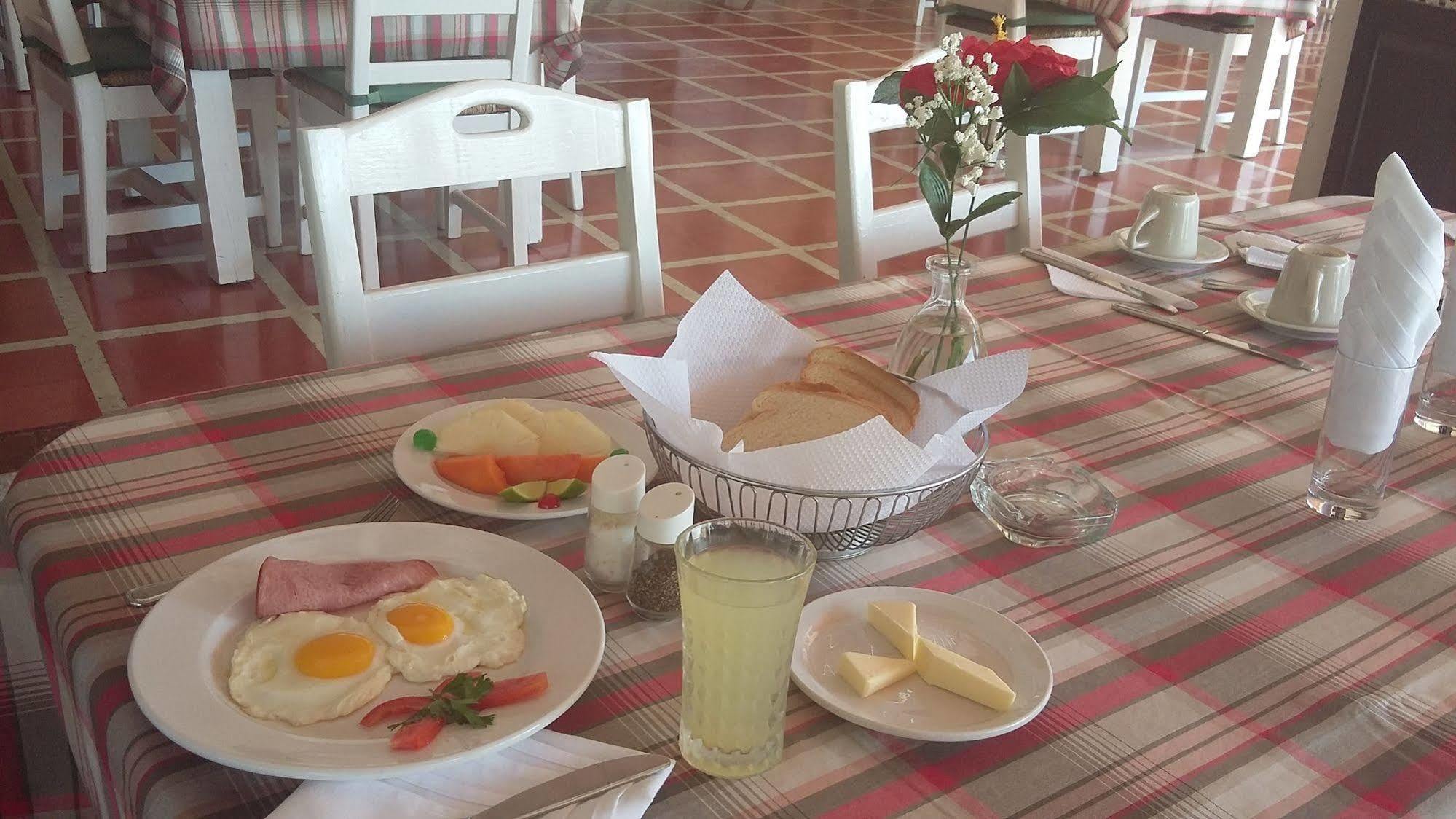 Hotel Mont Joli Cap-Haïtien Buitenkant foto